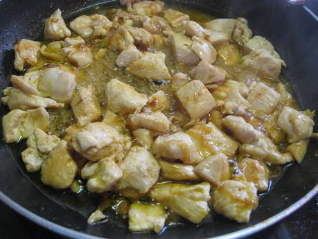 POLLO CON CEBOLLA CARAMELIZADA Y TOMATES VERDES FRITOS