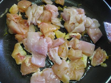 POLLO CON CEBOLLA CARAMELIZADA Y TOMATES VERDES FRITOS