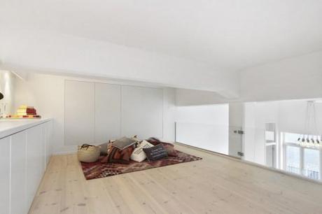 silla butterfly eames muebles de diseño Luminoso loft sueco con vistas lámparas de diseño estilo nórdico escandinavo encimera revestimiento marmol de carrara decoración nordica loft decoración minimalista decoración en blanco y madera blog decoración interiores nórdicos 