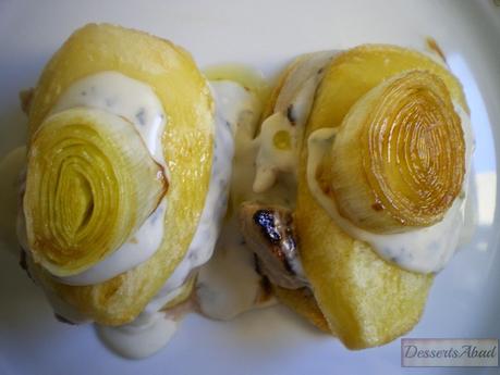 Montadito de patatas y solomillo al roquefort con puerro confitado