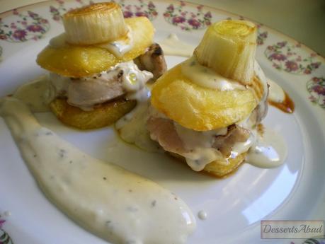 Montadito de patatas y solomillo al roquefort con puerro confitado