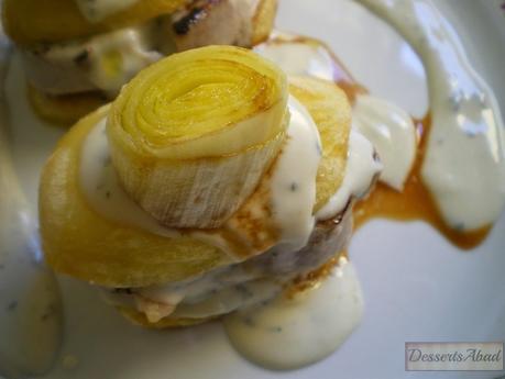 Montadito de patatas y solomillo al roquefort con puerro confitado