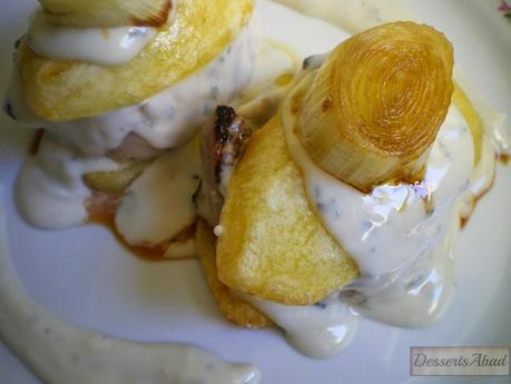 Montadito de patatas y solomillo al roquefort con puerro confitado