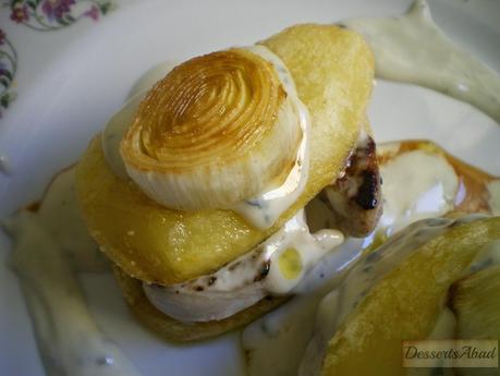 Montadito de patatas y solomillo al roquefort con puerro confitado