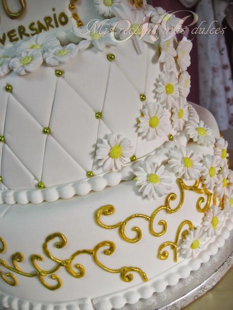 TARTA DECORADA BODAS DE ORO Y GALLETAS