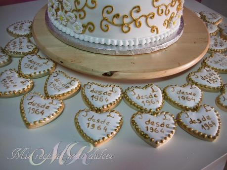 TARTA DECORADA BODAS DE ORO Y GALLETAS