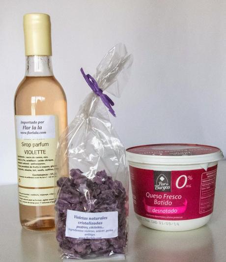 almibar y petalos de violetas con tarrina de queso fresco