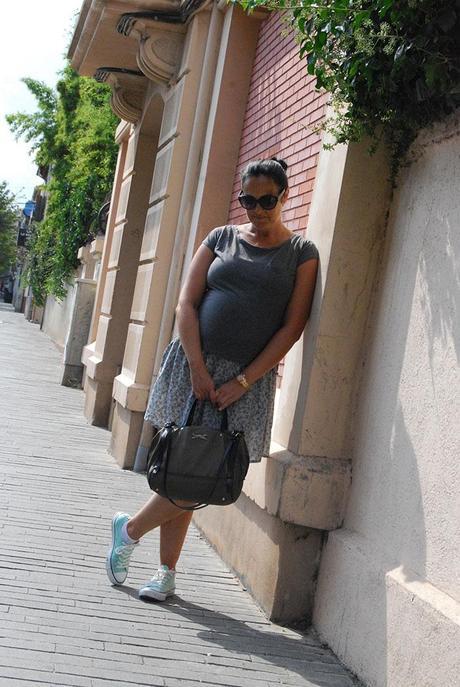 Total look en gris (Grey Total Outfit) falda-de-flores-5