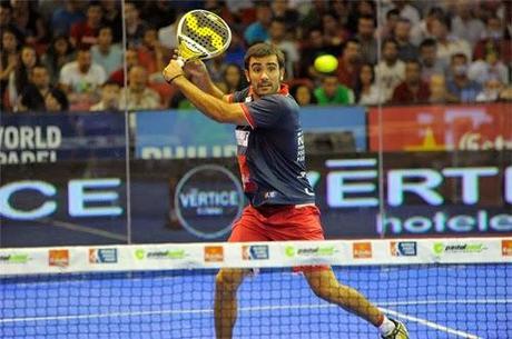 Pablo Lima en una volea de revés Pablo Lima en una volea de revés