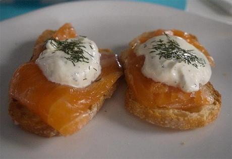 Platos de 3Nusos: Salmón marinado al eneldo con crema fina de yogurt y pan Schwarzbrot