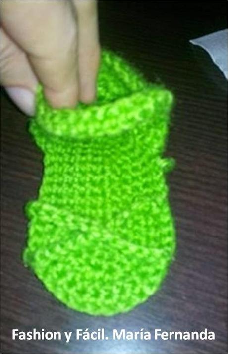 Cómo tejer unos zapatitos-sandalias para bebé a crochet (Crocheted baby sandals)