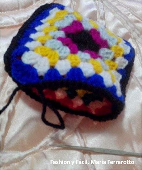 ¿Cómo hacer un forro para el móvil con un par de pastillas de punto afgano ó granny squares?  How to make a cell phone case with granny squares?