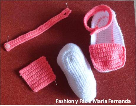 Escarpines de Hello Kitty a crochet en tres partes. Zapaticos con tirantes a ganchillo (Kitty crocheted baby shoes)