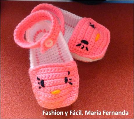 Escarpines de Hello Kitty a crochet en tres partes. Zapaticos con tirantes a ganchillo (Kitty crocheted baby shoes)