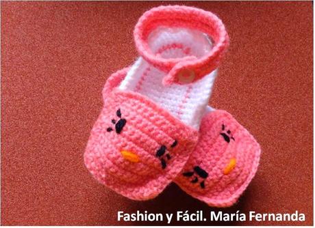 Escarpines de Hello Kitty a crochet en tres partes. Zapaticos con tirantes a ganchillo (Kitty crocheted baby shoes)