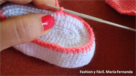 Escarpines de Hello Kitty a crochet en tres partes. Zapaticos con tirantes a ganchillo (Kitty crocheted baby shoes)