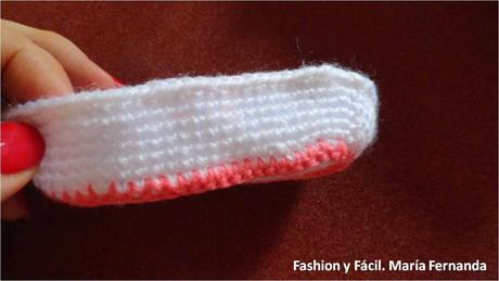 Escarpines de Hello Kitty a crochet en tres partes. Zapaticos con tirantes a ganchillo (Kitty crocheted baby shoes)