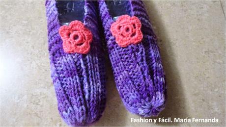 Slippers con flores a ganchillo (Slippers with crocheted flowers). Patucos o babuchas tejidas