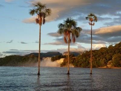 Laguna de Canaima al atardecer, Venezuela