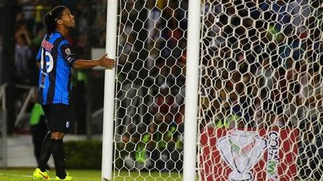 Agrio debut para Ronaldinho en Querétaro