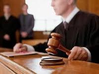 Cuando el Juez, mediante auto, decida sobre el sobreseimiento, una vez obtenida la ratificación del Fiscal Superior, es procedente el recurso de apelación y hasta el de casación, pero solo por la víctima.