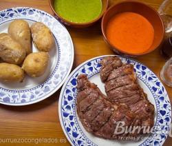 Entrecot a la brasa con patatas arrugas y mojo picĂłn, de Burruezo congelados.