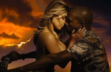 Kim Kardashian y Kanye West Abandonan La Mansión Para Venderla; CUÁNTO COSTARA? kim-and-kanye-on-a-motorcycle