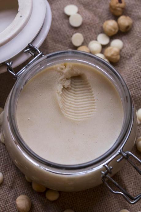 Leche, cacao blanco, avellanas y azúcar,... Crema de cacao blanco para untar.