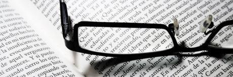Cómo autoeditar un libro: 2. Corrige y que te corrijan gafas-sobre-el-libro
