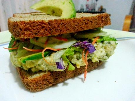 Sandwich de ensalada de garbanzos