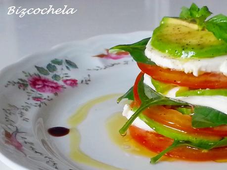 ENSALADA CAPRESSE CON AGUACATE