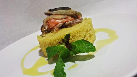 Rollito de Berenjena Relleno de Queso Crema y Salmón Marinado sobre Cus-Cus a la Menta