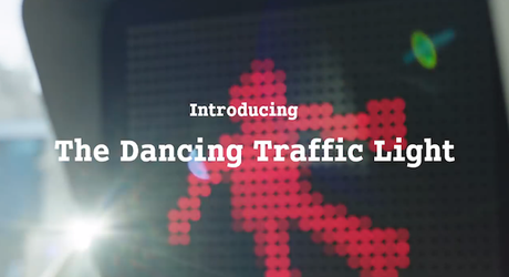 Smart crea un semáforo bailante en su nueva campaña de marketing.