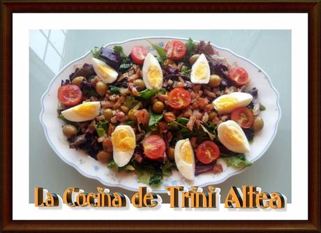 ENSALADA CON CANÓNIGOS TOMATES CHERRY ACEITUNAS BACALAO Y HUEVOS DUROS