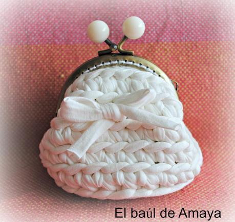 MONEDERO DE TRAPILLO BLANCO CON BOQUILLA DE BOLAS BLANCAS