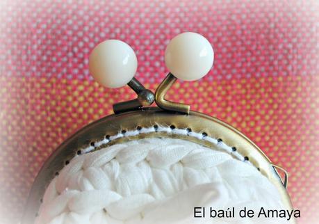 MONEDERO DE TRAPILLO BLANCO CON BOQUILLA DE BOLAS BLANCAS
