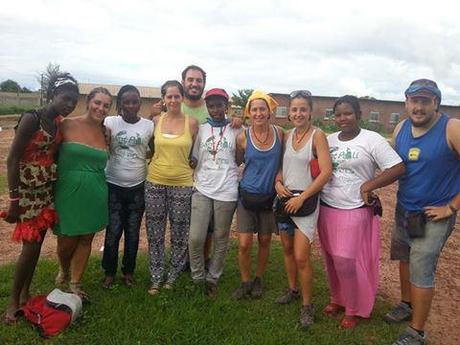 Seguimos dibujando nuevas sonrisas entre los niños y niñas huérfanos de Senegal 10703921_839596492739745_7644259290298308205_n