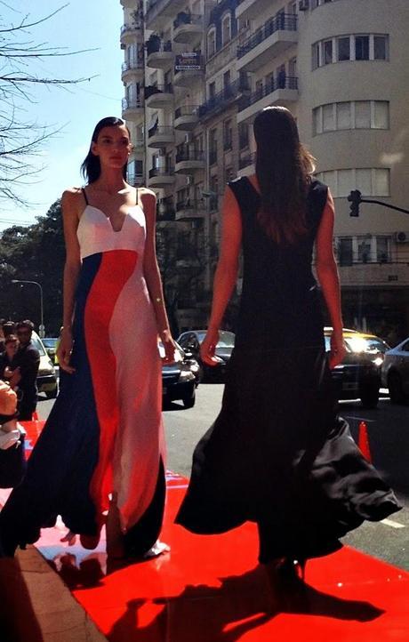 Ménage à Trois y un desfile bajo el sol Ménage à Trois y un desfile bajo el sol