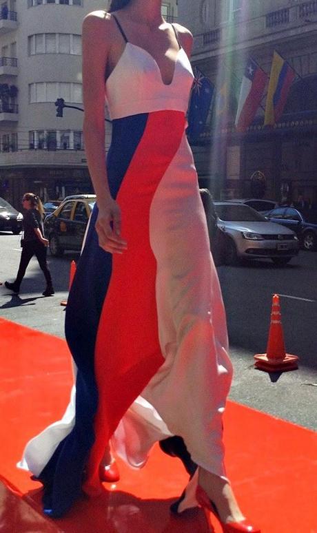 Ménage à Trois y un desfile bajo el sol Ménage à Trois y un desfile bajo el sol