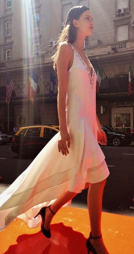 Ménage à Trois y un desfile bajo el sol