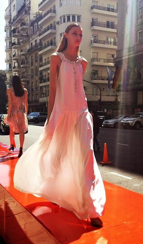 Ménage à Trois y un desfile bajo el sol Ménage à Trois y un desfile bajo el sol