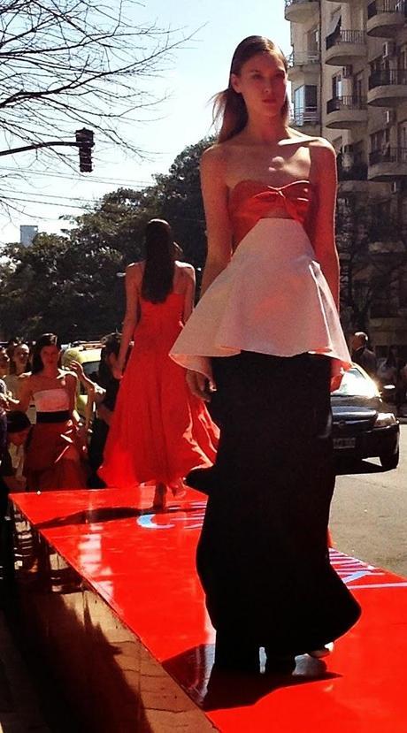 Ménage à Trois y un desfile bajo el sol Ménage à Trois y un desfile bajo el sol