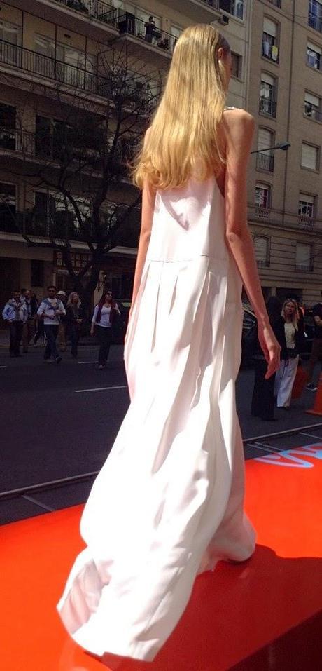 Ménage à Trois y un desfile bajo el sol