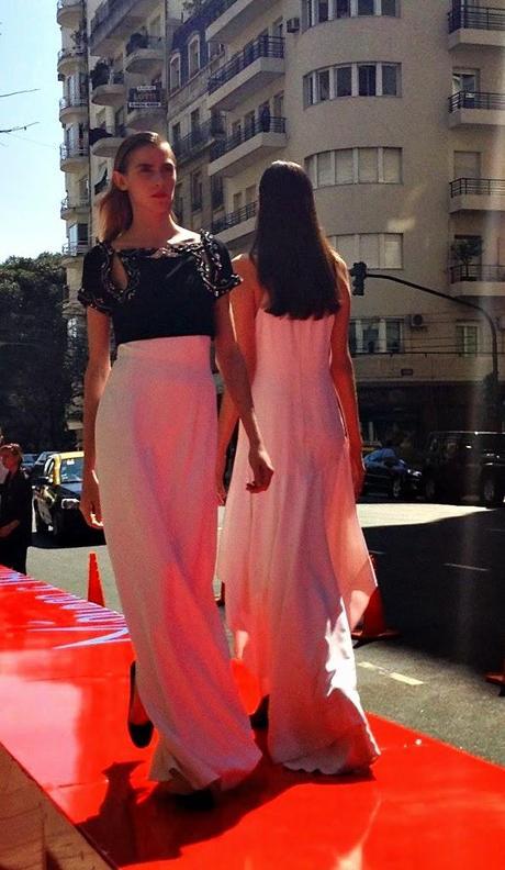 Ménage à Trois y un desfile bajo el sol