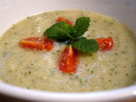 sopa-fria-de-melon-almendras-y-hierbabuena-