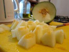 sopa-fria-de-melon-almendras-y-hierbabuena-
