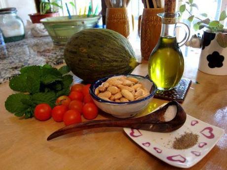 sopa-fria-de-melon-almendras-y-hierbabuena