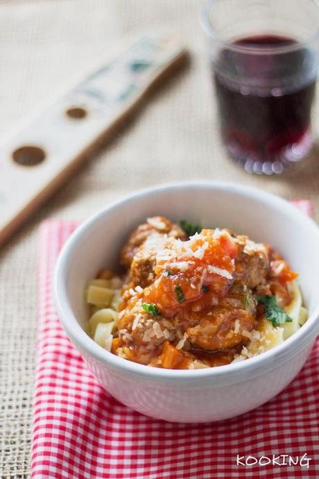 Tagliatelle con albóndigas en salsa de tomate