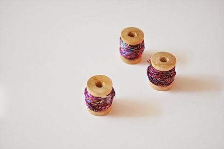 Diy....Collar con pequeñas bobinas de hilo.