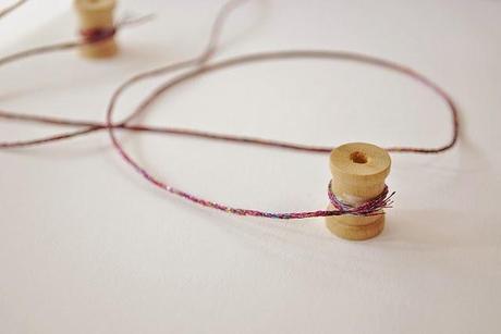 Diy....Collar con pequeñas bobinas de hilo.